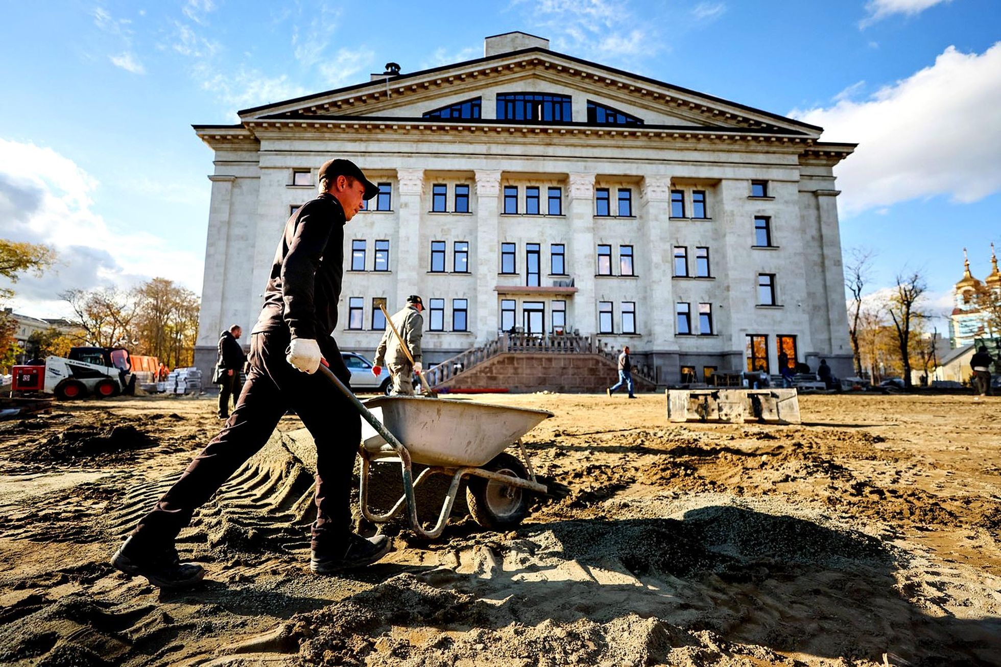 Nejdřív těla Rusové zalili betonem, teď "kradou" domy přeživším
