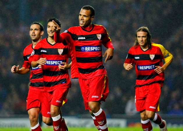 Luis Fabiano slaví gól Sevilly do sítě Glasgow Rangers. | Foto: Reuters