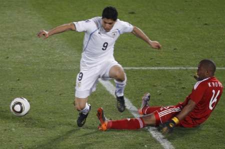 Klíčový moment zápasu - Luis Suárez padá přes Khuneho nohu | Foto: Reuters