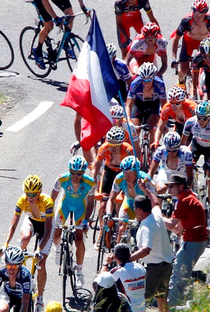 Naopak peloton se zužoval,... | Foto: Reuters