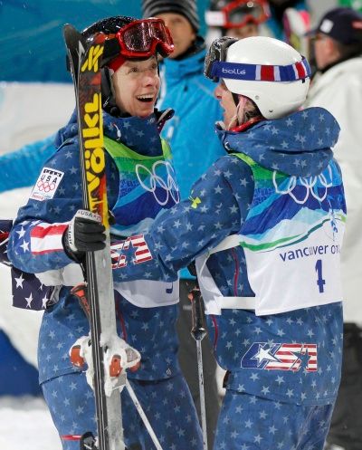 To americké boulařky vyfasovaly podle hodnocení Universal Sport pyžámka. Zlatá Hannah Kearney tak při oslavách se svou kolegyní na této fotce zřejmě pořádá pyžamovou párty. | Foto: Reuters