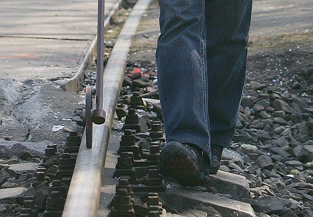 Inspektoři měří, jak byly od sebe tramvaje daleko v momentě, kdy řidiči začali brzdit | Foto: Petr Sznapka