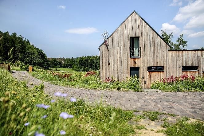 Zahradu ve Vizovických vrších navrhlo studio Anima Horti. I díky majiteli vzniklo klidné místo na kraji smíšeného lesa s pohledem do okolních kopců. | Foto: Svaz zakládání a údržby zeleně (archiv)