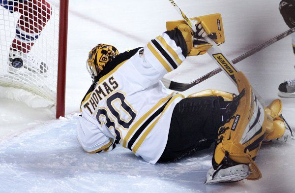 Ze zápasu uběhlo teprve 34 vteřin a bostonský brankář Tim Thomas již lovil puk ze své sítě. | Foto: Reuters