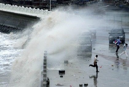 Vítr na pobřeží dosahoval rychlosti 126 kilometrů v hodině. V oblasti jsou uzavřeny školy a je přerušen provoz na letištích. | Foto: Reuters