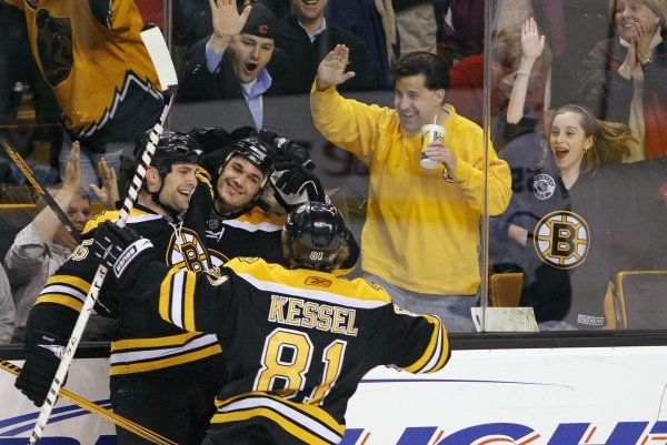 Gooool!!! Takhle se radují z branky fanoušci Bostonu. | Foto: Reuters