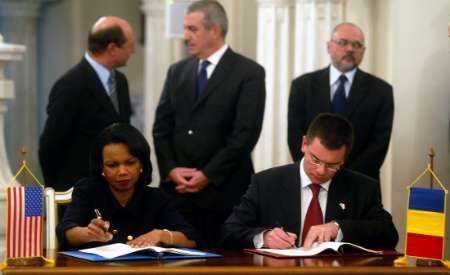 Americká ministryně zahraničí Condoleezza Riceová a její rumunský kolega Razvan Ungureanu podepisují dohodu o zřízení amerických základen v Rumunsku. | Foto: Reuters