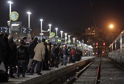 Marné čekání na vlak. Marseille v úterý večer. | Foto: Reuters