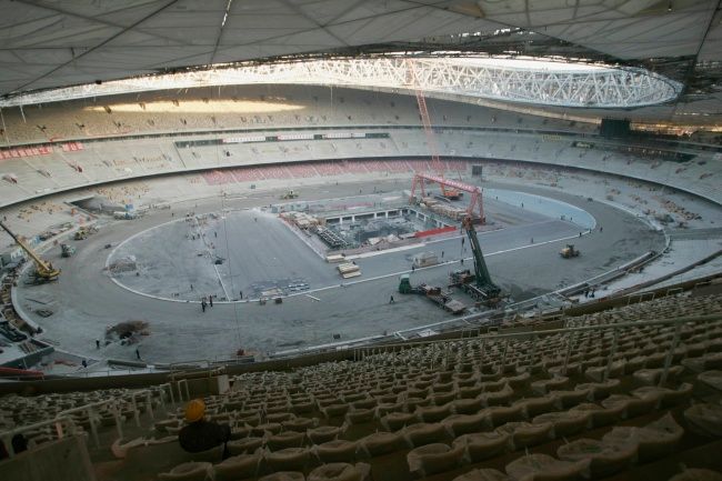 Takto to v tuto chvíli vypadá na ploše stadionu, kde budou v srpnu příštího roku slavnostně zahájeny olympijské hry. | Foto: Reuters