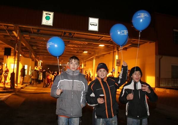 Veselice na přechodu děti bavila. Zvlášť, že dostaly balonky s heliem. | Foto: Ondřej Besperát