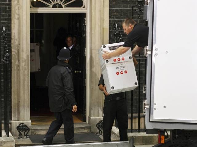 Stěhováci odvážejí majetek rodiny Blairů z Downing Street. | Foto: Reuters