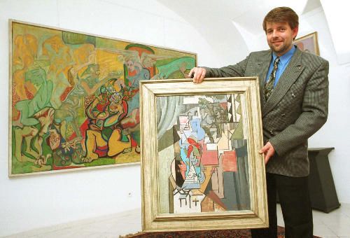 Ředitel pražské galerie Antikva Nova Martin Kodl s kubistickým obrazem Emila Filly Zlaté rybičky u okna | Foto: ČTK