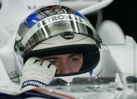 Nick Heidfeld sedí v melbournském depu v kokpitu svého BMW Sauber. | Foto: Reuters