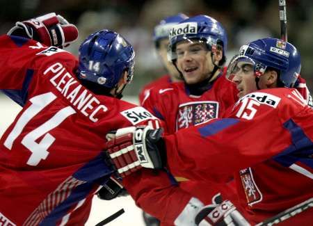 Zleva Tomáš Plekanec, Zbyněk Michálek a Tomáš Kaberle slaví gól v utkání s Finy. | Foto: Reuters