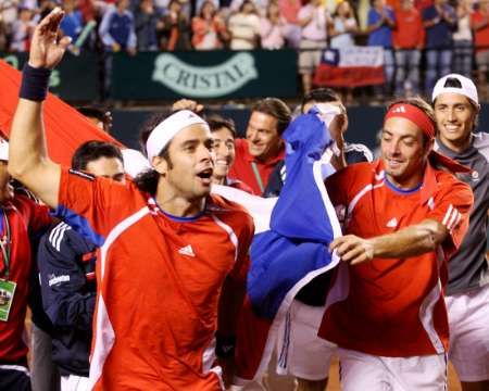 Chilští tenisté se radují z vítězství v prvním kole Davis Cupu nad loňskými finalisty Slováky. Vlevo je Fernando Gonzalez, vedle něj spoluhráč ze čtyřhry Nicolas Massu. | Foto: Reuters