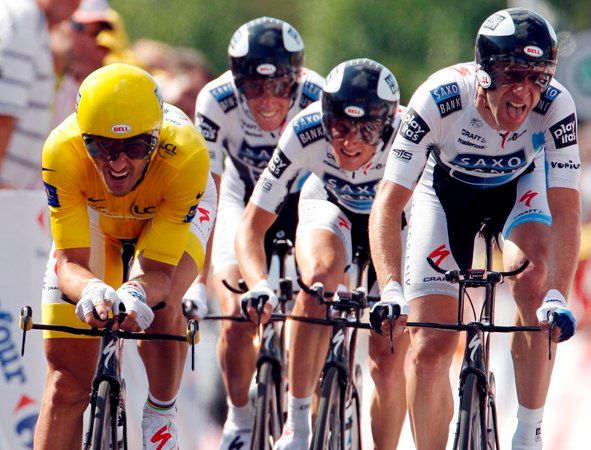 Fabian Cancellara ve žlutém trikotu bojuje se spolujezdci ze Saxo Bank v týmové časovce na Tour de France. | Foto: Reuters