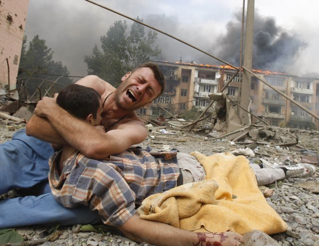 Muž v gruzínském Gori oplakává svého bratra, zabitého při ruském bombardování. | Foto: Reuters