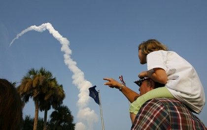 Start raketoplánu sledovaly desítky lidí | Foto: Reuters