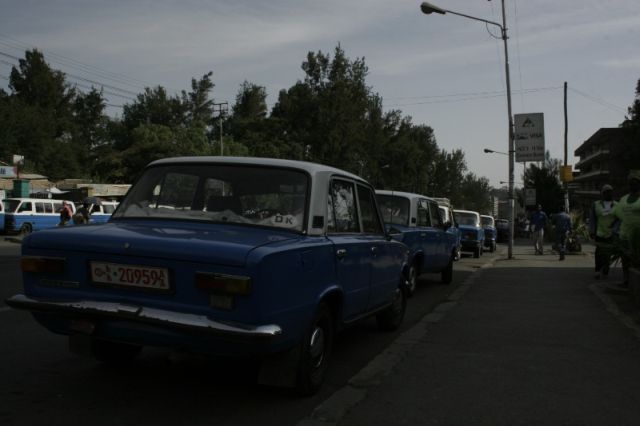 Československo a komunistická Etiopie měly některé věcí společné. Žigulíky tvoří většinu addisabebských taxíků i dnes. | Foto: Roman Gazdík