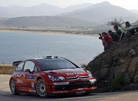 Sebastian Loeb během rallye na Korsice. Po pátečních etapách je jeho Citroen v čele pořadí | Foto: Reuters