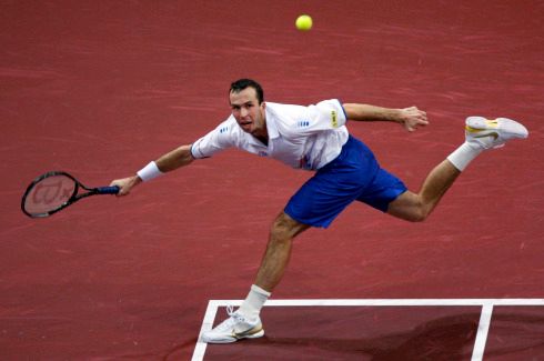 Štěpánek se natahuje po míčku v zápase s Djokovičem | Foto: Reuters