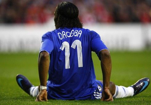 Před branku gólmana Reiny se soustavně tlačil Didier Drogba. Úspěšný však nebyl. | Foto: Reuters