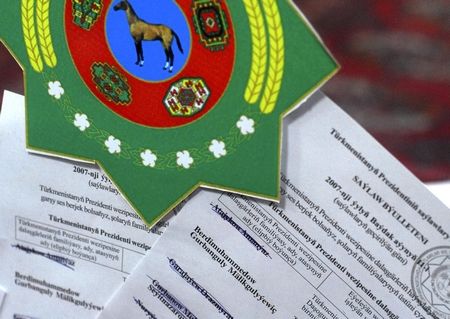 Už volební lístky v jedné z uren naznačovaly, kdo že byl jasným favoritem voleb v Turkmenistánu. | Foto: Reuters