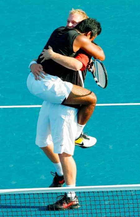 Ind Leander Paes slaví s Čechem Lukášem Dlouhým triumf ve finále US Open. | Foto: Reuters