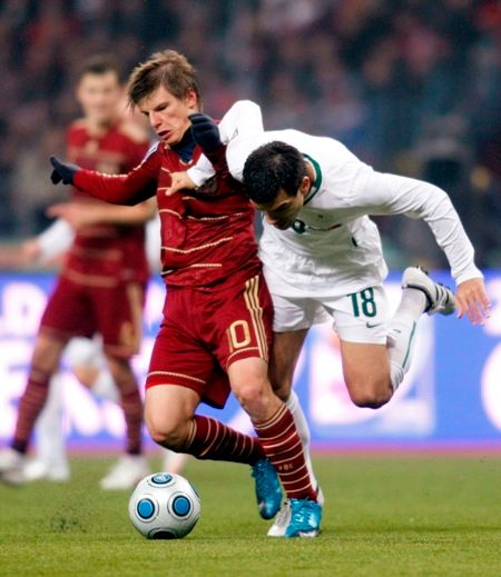 Alexander Radosalvejič a Ander Aršavin bojují v barážovém utkání o postup na MS Rusko - Slovinsko. | Foto: Reuters