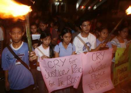 Stovky filipínských studentů se v centru Zamboangy společně modlí za osvobození Giancarla Bossiho | Foto: Reuters