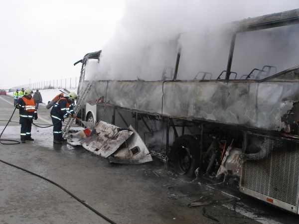 Požár autobusu na D11 | Foto: HZS Královéhradeckého kraje