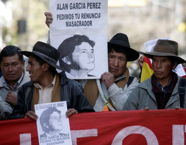 Chceme tvůj odchod, vrahu. Podle odhadů tvoří až 45 peruánského obyvatelstva indiáni. Zbytek jsou většinou míšenci. | Foto: Reuters