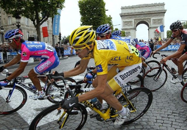 Španěl Alberto Contador (ve žlutém) projíždí v poslední etapě Tour de France kolem Vítězného oblouku v Paříži. | Foto: Reuters