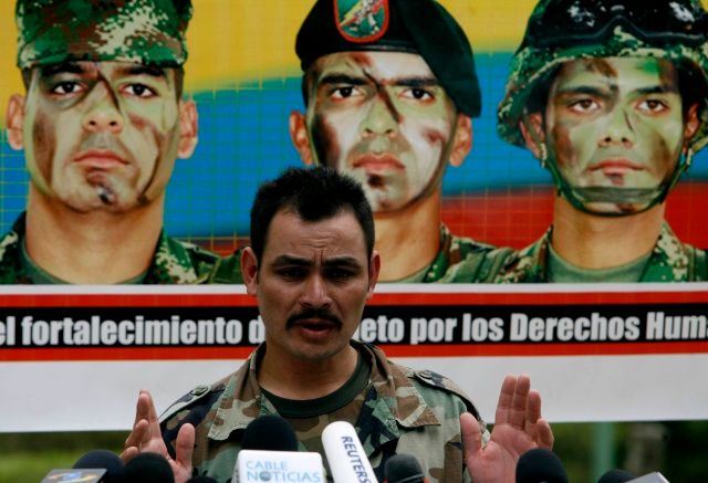 Pedro Pablo Montoya alias Rojas na tiskové konferenci ve městě Pereira. | Foto: Reuters