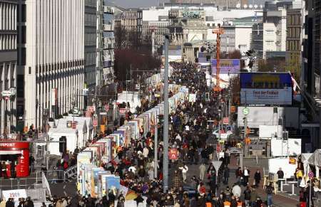 Berlínská zeď z domina. | Foto: Reuters