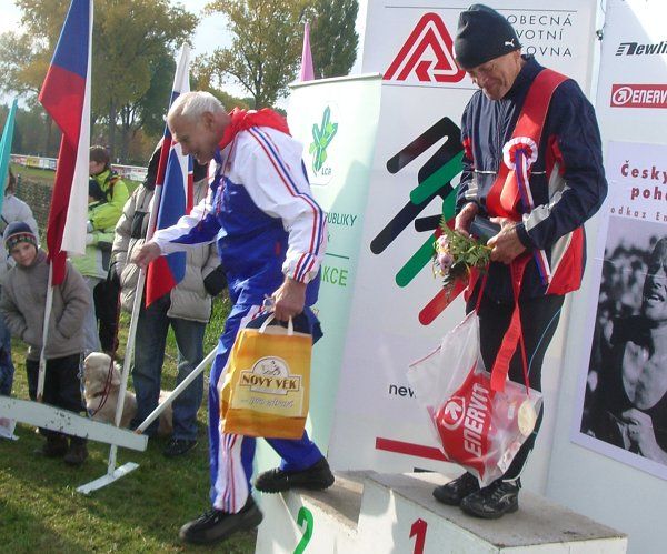 Nejstarší závodník Jiří Soukup (81 let) opouštěl stupně vítězů pro sebe typicky: seskokem. Vpravo Oldřich Jarkovský, jenž v 73 letech zdolal 5700 m přžekážek za 31 minut a 40 vteřin. | Foto: Zuzana Hronová