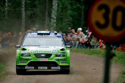 Mikko Hirvonen za volantem Fordu Focus WRC ve Finské rallye. | Foto: Reuters