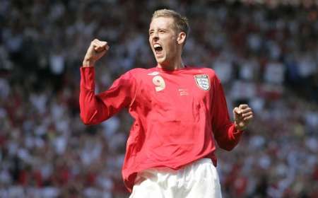 Útočník Anglie Peter Crouch slaví gól proti Jamajce na Old Trafford. | Foto: Reuters