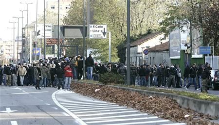 Příznivci Interu a Lazia před policejní stanici v centru Milána. | Foto: Reuters