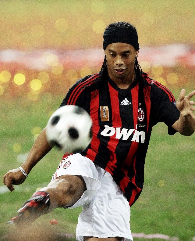 Ronaldinho předvedl nadšeným fanouškům i něco ze své kopací techniky. | Foto: Reuters