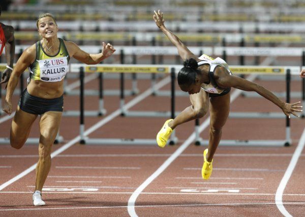 Susanna Kallurová v cíli 100 m překážek. Michelle Perryová už ví, že to nestihne a že se s hlavním podílem na zlatém pokladu může rozloučit. | Foto: Reuters