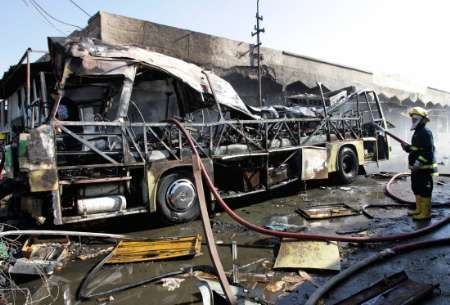 Trosky autobusu ve kterém při bombovém útoku zahynulo 30 lidí. | Foto: Reuters