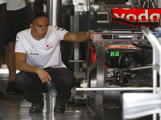 Lewis Hamilton si prohlíží svůj monopost připravený na Velkou cenu Japonska. | Foto: Reuters