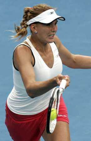 Nicole Vaidišová v souboji s Danielou Hantuchovou na turnaji v Sydney. | Foto: Reuters