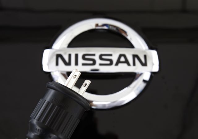 Nissan je po Toyotě a Hondě třetí největší japonskou automobilkou, ze 44,4 procent ji vlastní Renault. Krize firmu ale zasáhla tvrdě. V březnu vykázala roční ztrátu 2,5 miliardy dolarů a propustila 20 tisíc zaměstnanců. | Foto: Reuters