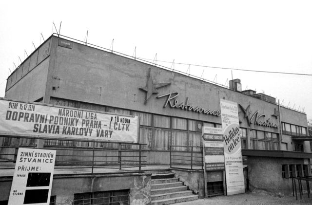 Takhle vypadala západní část areálu s kavárnou v posledním záchvěvu dobrého zdraví - v polovině 70. let, 12 roků po posledním MS. | Foto: ČTK