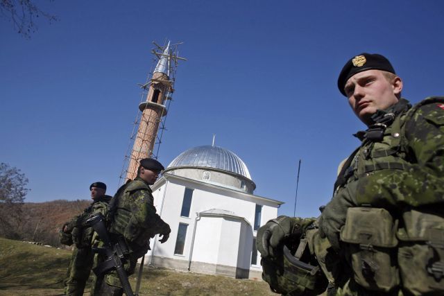 Dánská vojenská patrola na severu Kosova. | Foto: Reuters