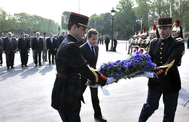 Nicolas Sarkozy při kladení věnců v Paříži. | Foto: Reuters