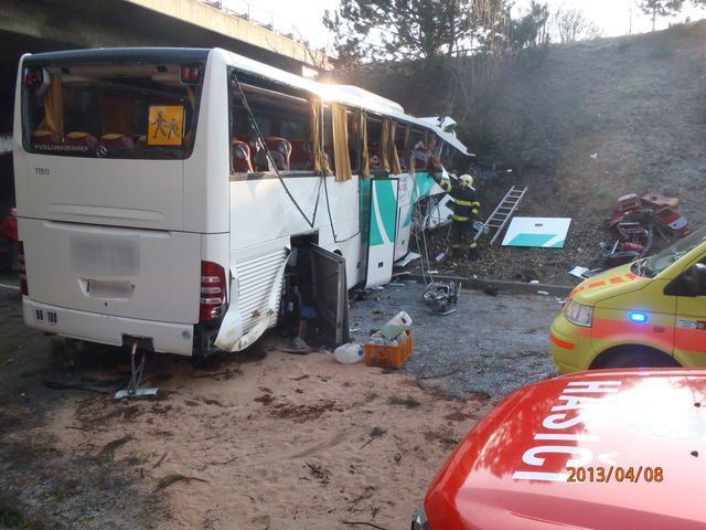 Podle serveru L'Union-L'Ardennais jeli v autobusu žáci soukromé katolické školy Notre-Dame v Remeši. Autobus vyjel z Remeše v neděli večer a mířil do Prahy. | Foto: HZS Plzeňského kraje