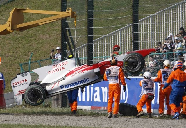 V sobotní kvalifikaci totiž se svoji Toyotou těžce havaroval. | Foto: Reuters